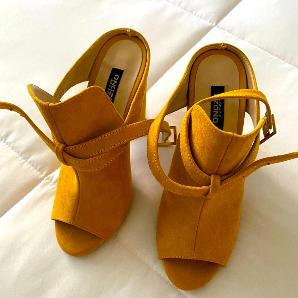 Capa de ozono peep toe velvet heels size 6